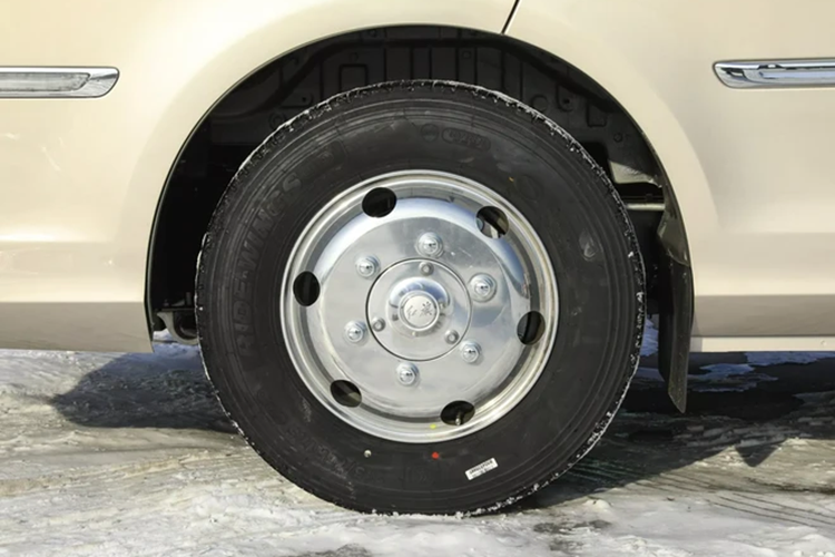 Theo nhà sản xuất quảng cáo, xe buýt hạng sang Hồng Kỳ Gouyue của Trung Quốc không chỉ chú trọng vào sự rộng rãi, tiện lợi mà những mẫu xe từ Hongqi còn toát lên sự mạnh mẽ, sang trọng.