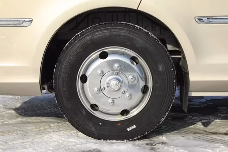 Theo nhà sản xuất quảng cáo, xe buýt hạng sang Hồng Kỳ Gouyue của Trung Quốc không chỉ chú trọng vào sự rộng rãi, tiện lợi mà những mẫu xe từ Hongqi còn toát lên sự mạnh mẽ, sang trọng.