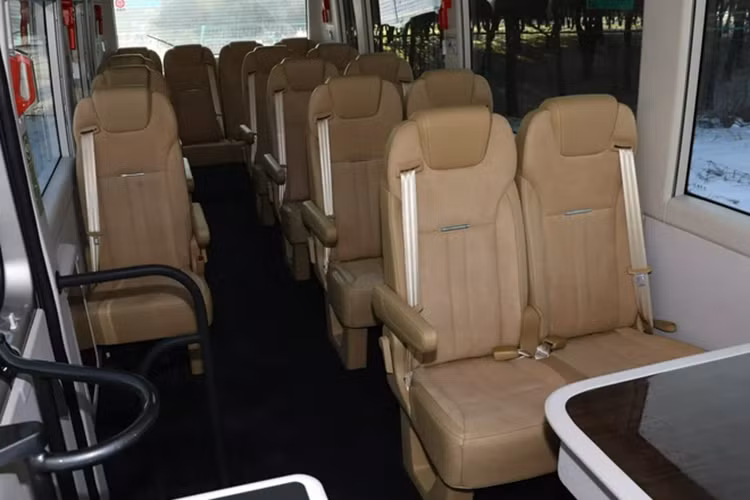 Xe buýt Guoyue của Hongqi được trang bị động cơ tăng áp V6, dung tích 3.0L, từ đó sản sinh công suất lên đến 292 mã lực và mô men xoăn cực đại đạt 420 Nm. Xe có thể di chuyển ở vận tốc cao nhất khoảng 130 km/h.