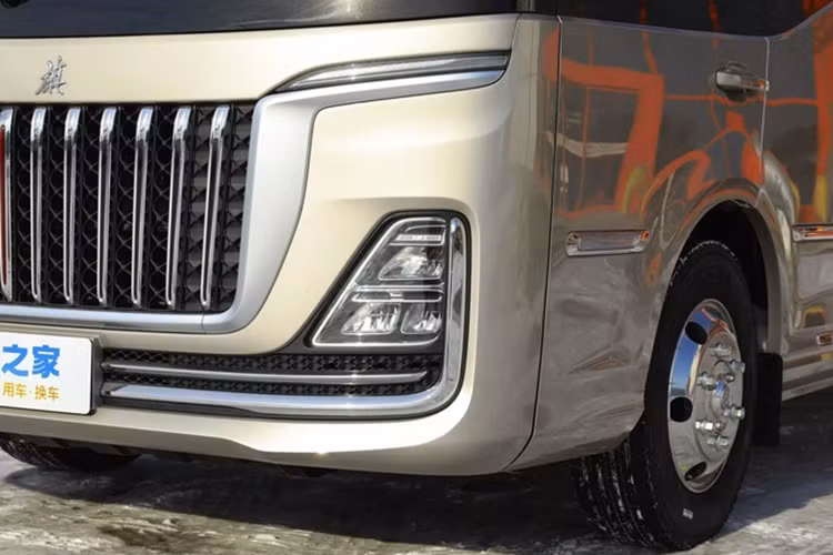 Theo Carscoop, chiếc Gouyue có kích thước tổng thể chỉ khoảng 7.295 x 2.090 x 2.785 mm (dài x rộng x cao) và có chiều dài cơ sở 3.990 mm. Như vậy chiếc xe buýt của Honqqi sẽ nhỏ hơn nhiều so với những mẫu xe buýt truyền thống trên thị trường.