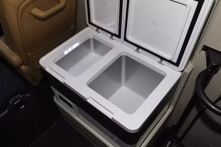 Ngay sau ghế hành khách là một chiếc tủ lạnh nhỏ được thiết kế riêng. Toàn bộ hệ ghế đều được bọc da cao cấp. Ngay giữa cabin của chiếc Guoyue còn có cửa sổ trời nhỏ.