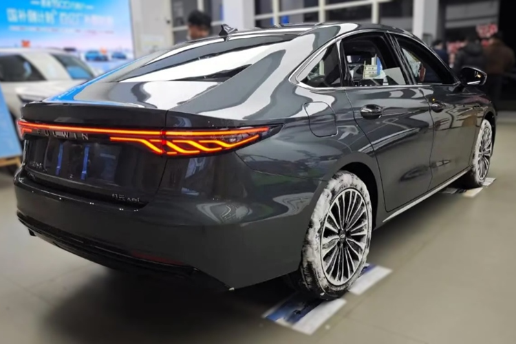 Các phiên bản với hệ truyền động dựa trên 1.5 T cũng có bộ pin 18,67 kWh lớn hơn. Điều này giúp xe có phạm vi chạy hoàn toàn bằng điện CLTC dài hơn đáng kể là 145 km và phạm vi kết hợp được cho là hơn 2.100 km. Mức tiêu thụ nhiên liệu WLTC được trích dẫn là 4,2 lít/100 km. Phiên bản này hỗ trợ sạc nhanh, có thể sạc lại từ 30%-80% trong 19 phút.