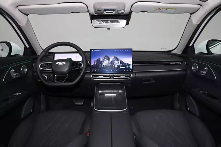 Phần dưới của đuôi xe có thiết kế đơn giản hơn nhiều so với các phiên bản trước của A8. Mặc dù phần lớn nội thất vẫn giống như các phiên bản trước của Chery Fulwin A8 nhưng có một số thay đổi về mặt cụm đồng hồ và điều khiển.