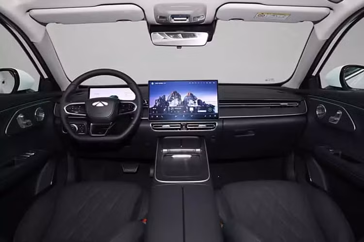 Phần dưới của đuôi xe có thiết kế đơn giản hơn nhiều so với các phiên bản trước của A8. Mặc dù phần lớn nội thất vẫn giống như các phiên bản trước của Chery Fulwin A8 nhưng có một số thay đổi về mặt cụm đồng hồ và điều khiển.