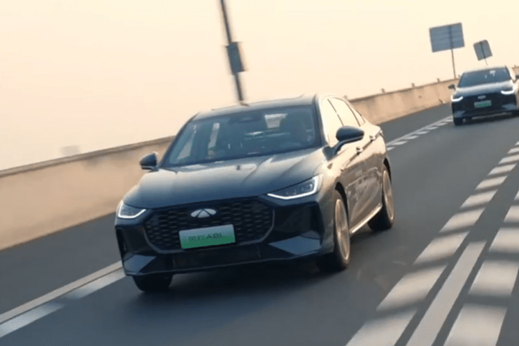 Có vẻ như Kỷ lục Thế giới Guinness đã đạt được bằng cách sử dụng phiên bản mạnh hơn dựa trên 1.5T của hệ thống truyền động CDM 5.0. Hệ thống này có công suất tối đa là 115 kW và mô-men xoắn cực đại là 220 Nm. Hệ thống này sử dụng cùng một động cơ điện như động cơ 1.5 hút khí tự nhiên, nghĩa là tổng công suất của hệ thống là 265 kW và mô-men xoắn cực đại là 530 Nm.