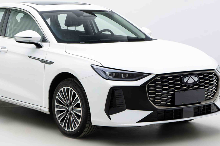 Chery hiện gọi hệ thống hybrid C-DM của mình là C-DM 5.0. Có vẻ như có hai phiên bản khác nhau của hệ thống, một dựa trên động cơ 1.5 hút khí tự nhiên và phiên bản còn lại dựa trên phiên bản tăng áp. Hai phiên bản rẻ nhất của Chery Fulwin A8L sử dụng động cơ 1,5 lít, có công suất tối đa 75 kW và mô-men xoắn cực đại 125 Nm.