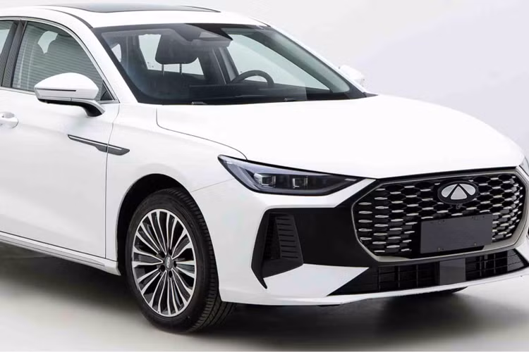 Chery hiện gọi hệ thống hybrid C-DM của mình là C-DM 5.0. Có vẻ như có hai phiên bản khác nhau của hệ thống, một dựa trên động cơ 1.5 hút khí tự nhiên và phiên bản còn lại dựa trên phiên bản tăng áp. Hai phiên bản rẻ nhất của Chery Fulwin A8L sử dụng động cơ 1,5 lít, có công suất tối đa 75 kW và mô-men xoắn cực đại 125 Nm.