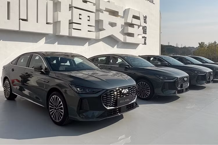 Hiện tại, không có thời gian tăng tốc chính thức nào được công bố, mặc dù thời gian tăng tốc từ 0-50 km/h là 3,4 giây được trích dẫn. Hơn nữa, chiếc xe có thể chạy ở tốc độ 180 km/h trong 1 giờ mà không bị chết máy, một vấn đề thường gặp ở xe PHEV và EREV