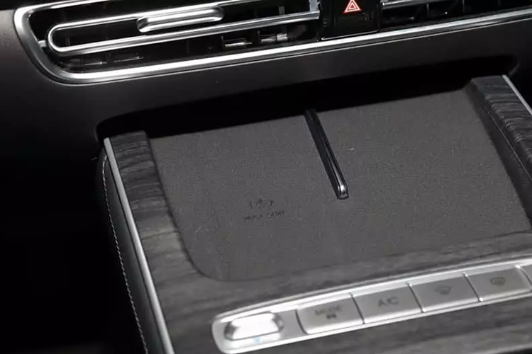 Các phiên bản trước có thiết kế màn hình kép kết hợp, trong khi A8L có màn hình thông tin giải trí nổi 15,6 inch và bảng đồng hồ LCD 10,25 inch riêng biệt. Chip Qualcomm Snapdragon 8155 điều khiển các hệ thống của xe.