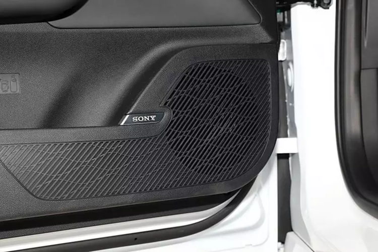 Ở phía trước, mẫu xe sedan Chery Fulwin A8L PHEV có lưới tản nhiệt đa giác với họa tiết tổ ong, cũng là nơi chứa biển số xe và logo Chery. Hai bên là các khe hút gió. Bên hông xe có vẻ như không thay đổi nhiều, trong khi ở phía sau, cụm đèn có thiết kế mới. Cụm đèn này cũng có chữ Fulwin được viết trên đó thay vì chữ Chery như trên A8.