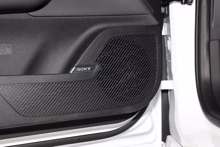 Ở phía trước, mẫu xe sedan Chery Fulwin A8L PHEV có lưới tản nhiệt đa giác với họa tiết tổ ong, cũng là nơi chứa biển số xe và logo Chery. Hai bên là các khe hút gió. Bên hông xe có vẻ như không thay đổi nhiều, trong khi ở phía sau, cụm đèn có thiết kế mới. Cụm đèn này cũng có chữ Fulwin được viết trên đó thay vì chữ Chery như trên A8.