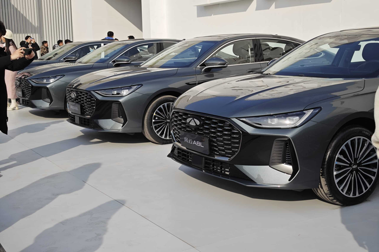 Ngoài ra, còn có một động cơ điện 150 KW gắn phía trước, cung cấp mô-men xoắn cực đại 310 Nm. Điều này mang lại cho hệ thống công suất kết hợp 225 kW và mô-men xoắn 435 Nm. Các phiên bản A8L này có pin nhỏ hơn 9,53 kWh. Điều này giúp xe có phạm vi chạy hoàn toàn bằng điện CLTC lên tới 70 km.