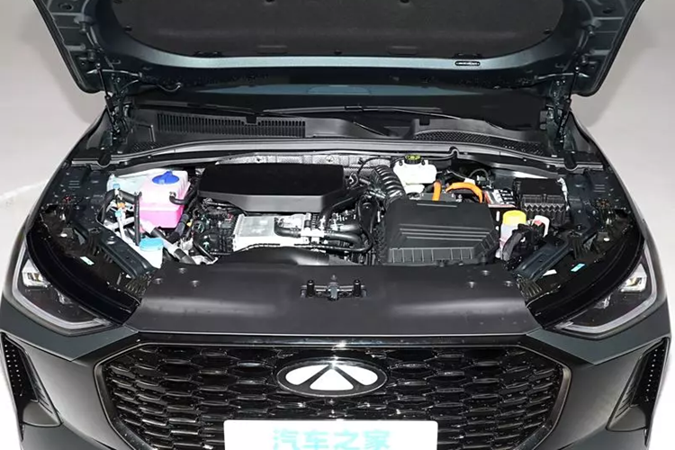 Bộ chọn chế độ lái cũng đã được dịch chuyển từ vị trí trước đây trên bảng điều khiển trung tâm sang cần gạt gắn trên cột lái. Mặc dù hình dạng cơ bản của vô lăng không thay đổi nhưng có vẻ như các nút điều khiển trên đó có thể đã thay đổi một chút. Hơn nữa, giờ đây nó có logo Chery trên vô lăng.