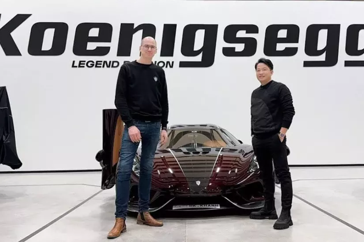 Nội thất xe Koenigsegg Regera của Hoàng Kim Khánh có màu nâu đậm cùng nhôm và carbon, đây là cách phối màu trầm thay vì một số chủ xe Koenigsegg Regera khác chọn màu tương phản như trắng hoặc đỏ để làm nổi bật xe.