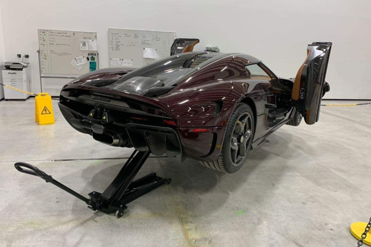 Trên toàn thế giới chỉ có đúng 80 chiếc siêu xe Koenigsegg Regera được sản xuất và ước tính trên 12 chiếc mang màu đỏ carbon, sở dĩ bộ áo này được ưa chuộng vì tính thẩm mỹ cao, đúng với ngành nghề mà vợ chồng đại gia Hoàng Kim Khánh đang kinh doanh.