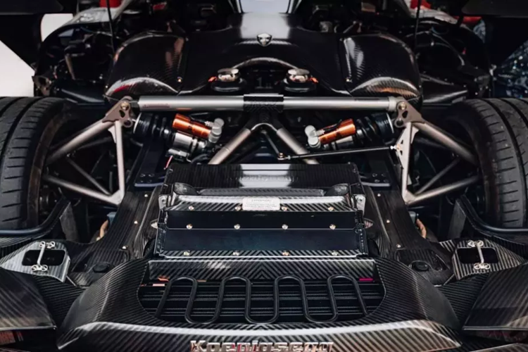 Koenigsegg Regera của Hoàng Kim Khánh sở hữu ngoại thất đỏ carbon, đây là 1 trong các bộ áo siêu đắt tiền, chưa hết, ngoại thất xe không thiếu các chi tiết carbon trần, ngoài ra, còn có bộ mâm làm hoàn toàn từ sợi carbon.