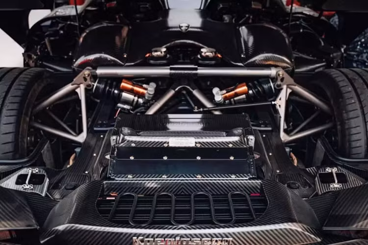 Koenigsegg Regera của Hoàng Kim Khánh sở hữu ngoại thất đỏ carbon, đây là 1 trong các bộ áo siêu đắt tiền, chưa hết, ngoại thất xe không thiếu các chi tiết carbon trần, ngoài ra, còn có bộ mâm làm hoàn toàn từ sợi carbon.