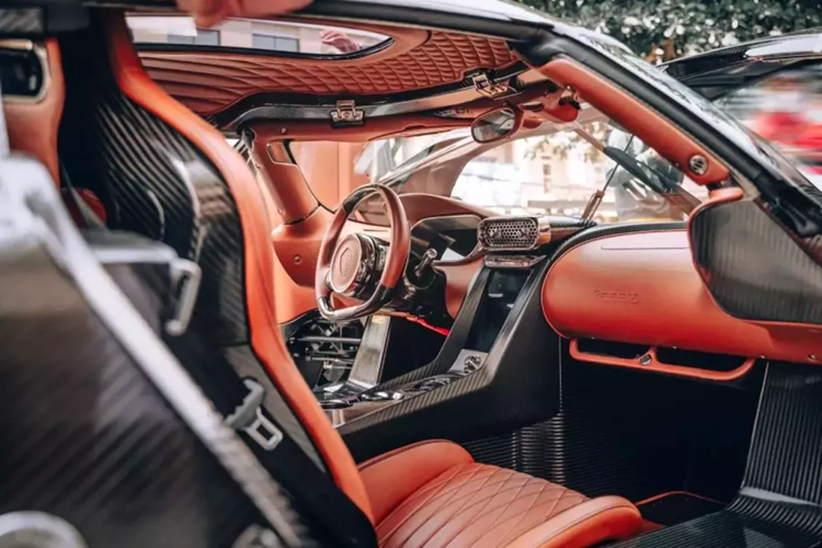 Giờ đây, chỉ còn chờ làm các thủ tục để mang chiếc xe Koenigsegg Regera này vào lãnh thổ của Việt Nam qua cửa khẩu Mộc Bài hoặc ở tỉnh Bình Phước, trước khi lăn bánh tại thành phố biển xinh đẹp Nha Trang, của tỉnh Khánh Hóa.