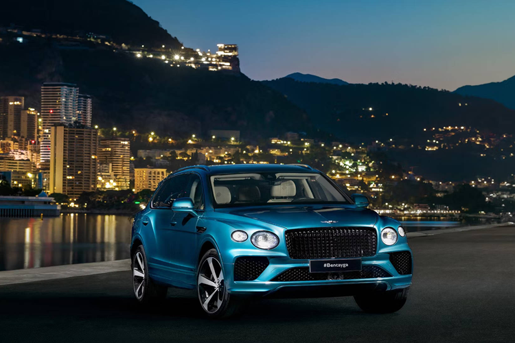 Mẫu xe SUV siêu sang Bentley Bentayga Azure Riviera Collection 2025 cũng là sự nối tiếp ý tưởng liên quan đến hàng hải, từng được thể hiện thông qua Continental GTC Riviera Collection vào năm 2023.
