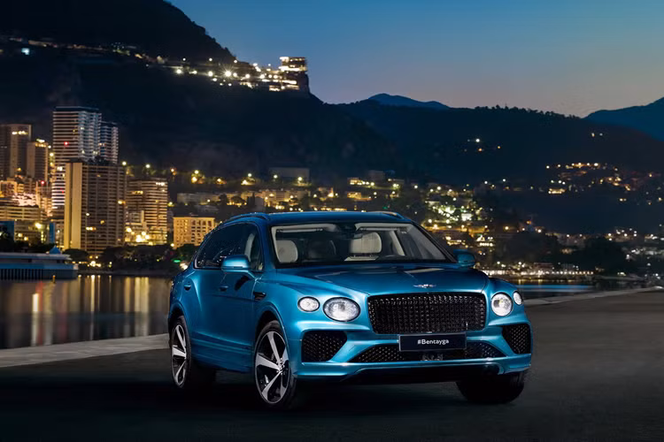 Mẫu xe SUV siêu sang Bentley Bentayga Azure Riviera Collection 2025 cũng là sự nối tiếp ý tưởng liên quan đến hàng hải, từng được thể hiện thông qua Continental GTC Riviera Collection vào năm 2023.