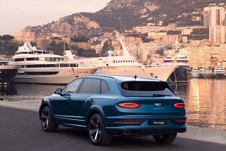 Bentley không tiết lộ giá xe Bentley Bentayga Azure Riviera Collection cũng như số lượng xe dự định sản xuất. Vì đây là bản đặc biệt nên chắc chắn hãng sẽ không tạo ra quá nhiều chiếc và mức giá dự kiến sẽ lớn hơn đáng kể so với mức khởi điểm 233.700 USD (khoảng 5,9 tỷ đồng) của Bentayga EWB tiêu chuẩn.