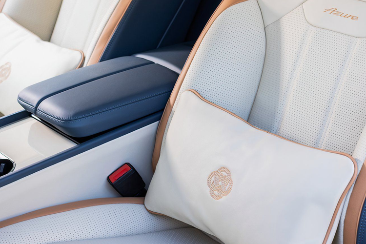 Bentayga EWB Azure Riviera Collection thiết lập tiêu chuẩn mới về sự thoải mái với hệ thống ghế Airline Seat. Ghế ngồi có tới 22 cách điều chỉnh khác nhau, 177 mức thay đổi áp suất khác nhau của tính năng massage và được trang bị công nghệ cảm biến nhiệt độ, mang đến trải nghiệm thư giãn tuyệt vời cho những ai có may mắn được tận hưởng chiếc xe.