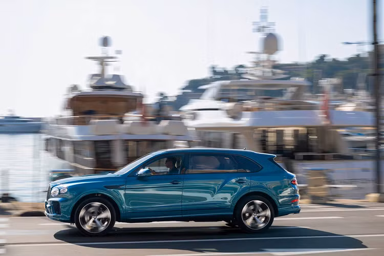 Thiết kế của xe được nhấn mạnh qua bộ mâm bespoke 22 inch 5 chấu bóng loáng, kết hợp với các chi tiết sơn đen tinh tế và các điểm nhấn màu Aegean Blue ở nhiều bộ phận.