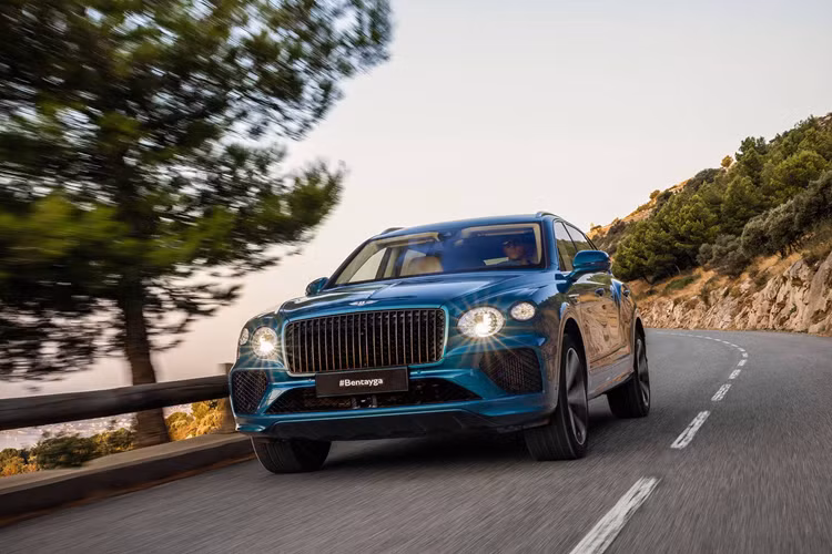 Bentayga EWB Azure Riviera được tạo nên từ kỹ nghệ chế tác thủ công tinh xảo của Bentley, kết hợp với sự thoải mái tuyệt đối bởi cơ chế ghế ngồi Airline tiên tiến cùng khả năng cá nhân hóa cao, thể hiện cam kết của Bentley về sự sang trọng và đổi mới. Xe nổi bật với ngoại thất sơn màu xanh Aegean Blue, được lấy cảm hứng từ màu nước biển trong xanh của vùng Địa Trung Hải.