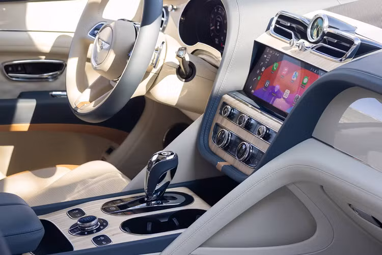 Bộ bodykit Blackline Specification càng làm nổi bật đường nét thanh thoát, giúp mẫu SUV này trở thành một biểu tượng đẳng cấp, phản chiếu sự tinh tế của những chiếc du thuyền xa hoa.