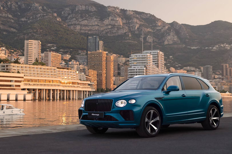 Bentley Motors vừa chính thức giới thiệu “bộ sưu tập” được sản xuất giới hạn Bentley Bentayga Azure Riviera Collection 2025 mới, lần này thiết kế dành riêng cho mẫu xe Bentayga EWB (Extended Wheelbase – trục cơ sở dài), lấy cảm hứng từ biển cả và du thuyền thượng lưu.