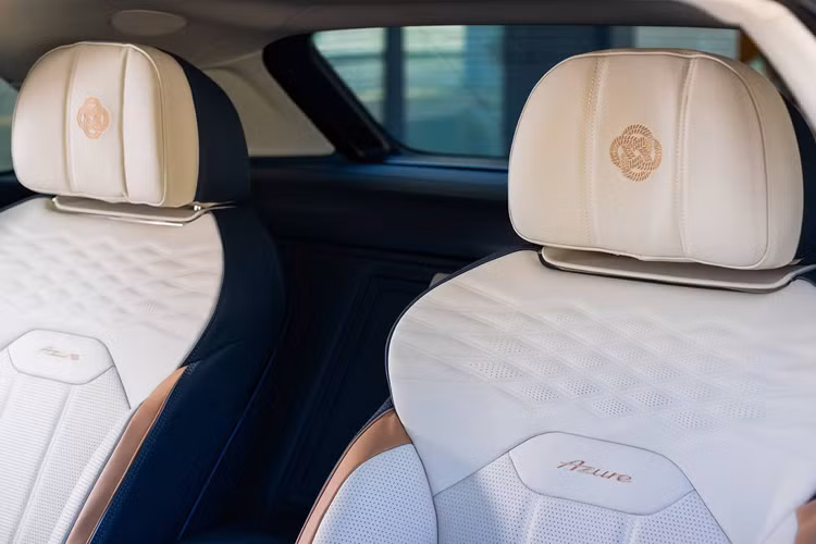 Bên trong, Bentayga EWB Azure Riviera Collection tạo nên không gian nội thất vô cùng sang trọng và đẳng cấp. Bảng màu nội thất đặc biệt kết hợp lớp da chính Linen với lớp da phụ Brunel cùng các chi tiết nhấn màu Autumn, tạo nên sự hài hòa giữa sự ấm cúng và tinh tế.