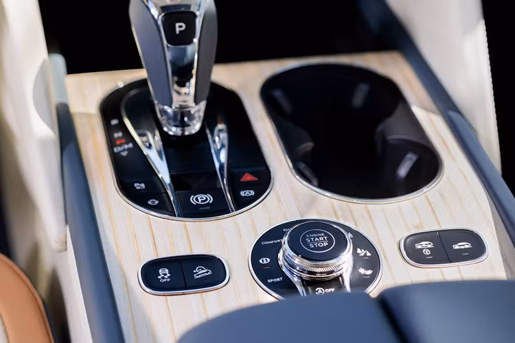 Gỗ Pale Pinstripe Veneer được sử dụng làm điểm nhấn, lấy cảm hứng từ những sàn tàu du thuyền hiện đại, mang lại vẻ hiện đại và tinh tế. Những đường thêu tỉ mỉ trên tựa đầu và lưng ghế càng khẳng định tính độc quyền và sự chăm chút đến từng chi tiết của Bentley.