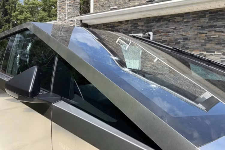 Tuy nhiên, thực tế lại hoàn toàn trái ngược. Điều này khiến nhiều người hoài nghi về quá trình thử nghiệm, đánh giá xe trước khi bán ra thị trường của Tesla. Cụ thể, thử nghiệm mưa đá được tiến hành cho một mặt phẳng nhỏ hình vuông 15x45 (inch) (hay 38x114cm). Trong khi đó, tiết diện của kính chắn gió trên xe thực lớn hơn nhiều.