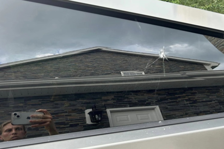 Trước đó, một người bán kem bằng Cybertruck cũng không may gặp sự cố khiến một người phụ nữ nổi giận đến phá xe anh ta. Hậu quả là toàn bộ phần kính của chiếc bán tải đều trong tình trạng nứt vỡ. Do phía Tesla không có sẵn phụ tùng để thay nên người này cũng phải tự bỏ số tiền lên tới 10.000 USD (253 triệu đồng) để sửa chữa.