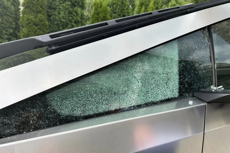 Điều này có nghĩa là kính Cybertruck phải chịu lực căng lớn hơn nhiều so với ngói lợp năng lượng mặt trời của Tesla. Ngoài ra, kính Cybertruck cong và uốn ở hai đầu, càng dễ bị vỡ hơn.