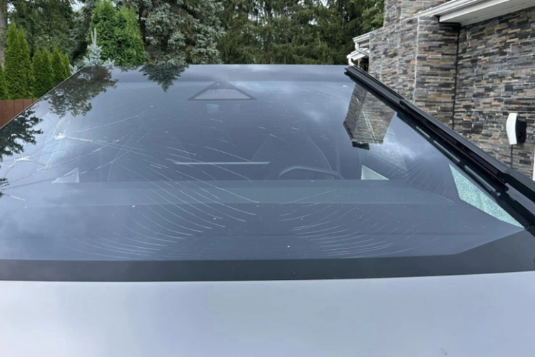 Trong khi đó, ở phần danh mục phụ tùng hãng, cửa sổ cửa trước chỉ có giá 260 USD (6,6 triệu đồng) và cửa sổ phía sau được bán với giá 225 USD (5,7 triệu đồng). Trước đây, khi ra mắt, Tesla từng tuyên bố, kính chắn gió của Cybertruck được đánh giá có khả năng chịu được mưa đá cấp 4, tương đương với loại kính dùng cho mái năng lượng mặt trời.