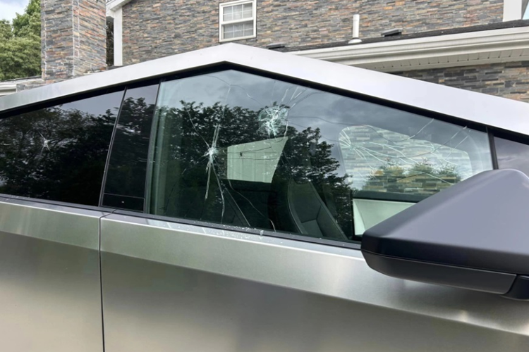 Do vấn đề về chuỗi cung ứng nên hãng không thể thay thế ngay lập tức phần kính Tesla Cybertruck bị vỡ này cho người dùng. Mặt khác, phía Tesla cũng không bảo hành cho những chiếc xe gặp phải lỗi bị tác động ngoài như thế này. Thực tế đây không phải trường hợp duy nhất chiếc Cybertruck bị những người phụ nữ “hạ gục”.