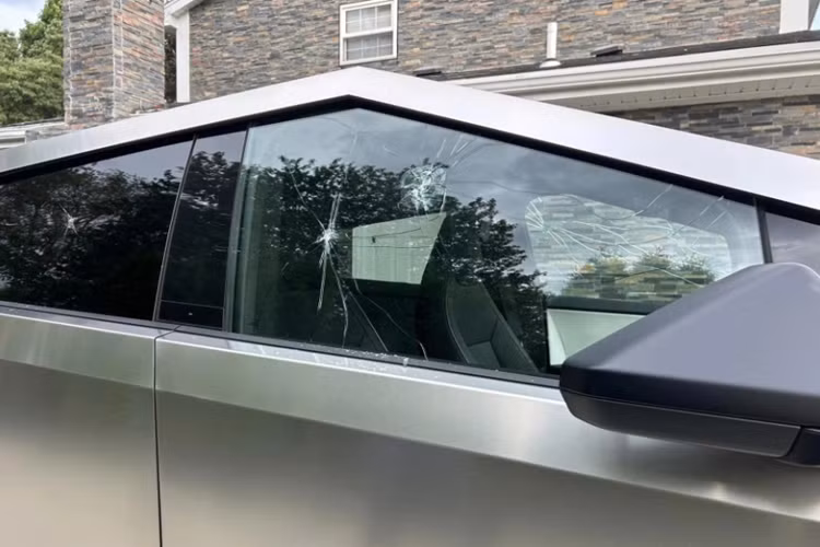 Do vấn đề về chuỗi cung ứng nên hãng không thể thay thế ngay lập tức phần kính Tesla Cybertruck bị vỡ này cho người dùng. Mặt khác, phía Tesla cũng không bảo hành cho những chiếc xe gặp phải lỗi bị tác động ngoài như thế này. Thực tế đây không phải trường hợp duy nhất chiếc Cybertruck bị những người phụ nữ “hạ gục”.
