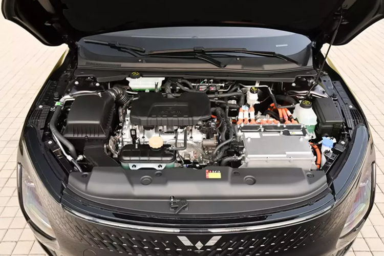 Hệ thống truyền động plug-in hybrid của xe Wuling Starlight bao gồm động cơ hút khí tự nhiên 1,5L và một động cơ điện, kết hợp với DHT. Động cơ tạo ra công suất 78 mã lực và 130 Nm trong khi động cơ tạo ra công suất 130 mã lực và 320 Nm.