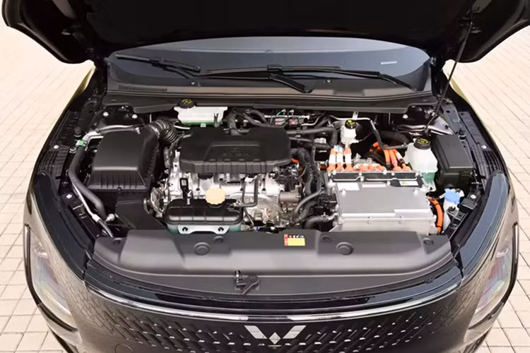 Hệ thống truyền động plug-in hybrid của xe Wuling Starlight bao gồm động cơ hút khí tự nhiên 1,5L và một động cơ điện, kết hợp với DHT. Động cơ tạo ra công suất 78 mã lực và 130 Nm trong khi động cơ tạo ra công suất 130 mã lực và 320 Nm.