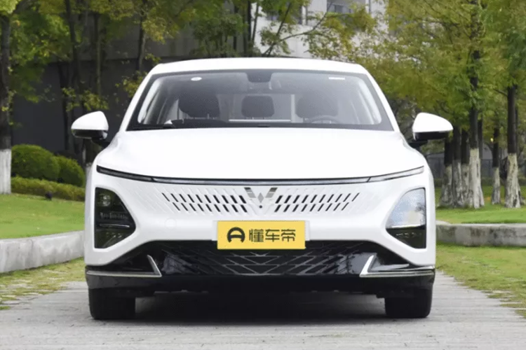 Xe hiện cung cấp 2 mẫu cho người tiêu dùng lựa chọn, mức giá xe Wuling Starlight 2024 dao động từ 88.800 nhân dân tệ đến 105.800 nhân dân tệ (12.400 – 14.800 USD hay 288 triệu đồng đến 347 triệu đồng). Phiên bản thuần điện dự kiến sẽ ra mắt thị trường vào nửa đầu năm 2024.