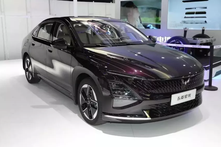 Là mẫu sedan năng lượng mới đầu tiên của Wuling, chiếc Wuling Starlight 2024 mới chạy hệ truyền động plug-in hybrid, đã chính thức ra mắt vào ngày 6/12/2023.