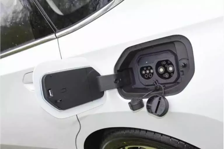 Về nội thất, khoang lái được trang bị vô lăng đa chức năng hai chấu đáy phẳng, bảng đồng hồ LCD 8,8 inch và màn hình điều khiển trung tâm 15,6 inch. Hệ điều hành của xe đến từ Ling OS và hỗ trợ điều hướng, điều khiển từ xa, cập nhật OTA và Bluetooth.