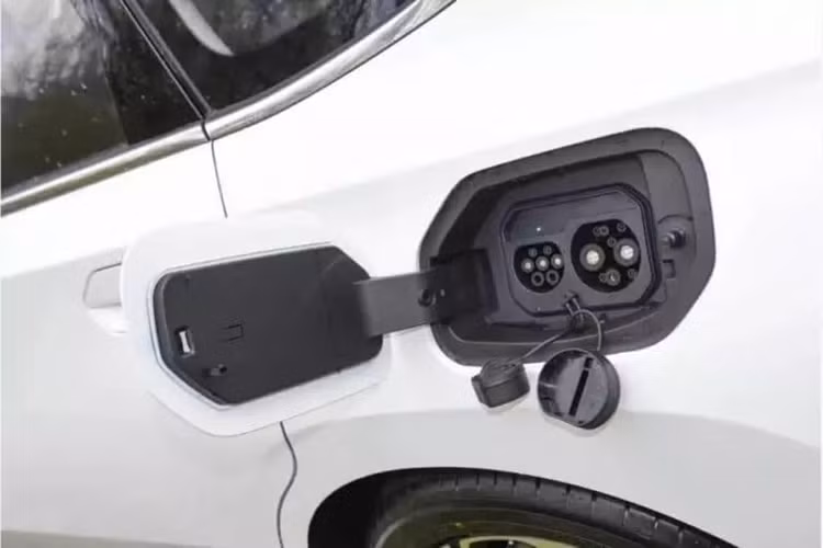 Về nội thất, khoang lái được trang bị vô lăng đa chức năng hai chấu đáy phẳng, bảng đồng hồ LCD 8,8 inch và màn hình điều khiển trung tâm 15,6 inch. Hệ điều hành của xe đến từ Ling OS và hỗ trợ điều hướng, điều khiển từ xa, cập nhật OTA và Bluetooth.