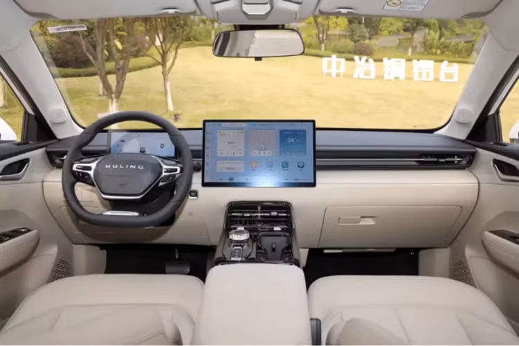 Wuling Starlight được định vị là mẫu sedan cỡ trung với kích thước 4835/1860/1515 mm và chiều dài cơ sở 2800 mm. Hình dáng fastback, vành hình ngôi sao 18 inch và tay nắm cửa nửa ẩn tạo nên bầu không khí thể thao, đồng thời các cửa sổ được viền bằng các đường viền mạ crôm để làm phong phú thêm các lớp.