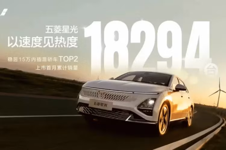 Cụ thể, xe sedan Wuling Starlight hybrid đã đạt doanh số tích lũy là 18.294 chiếc trong tháng đầu tiên ra mắt, 1 thành công rất đáng khen ngợi, điều đáng nói là 70% doanh số bán hàng đến từ người tiêu dùng trong độ tuổi từ 18 đến 35, cho thấy giới trẻ ở Trung Quốc đang rất yêu thích Wuling Starlight.