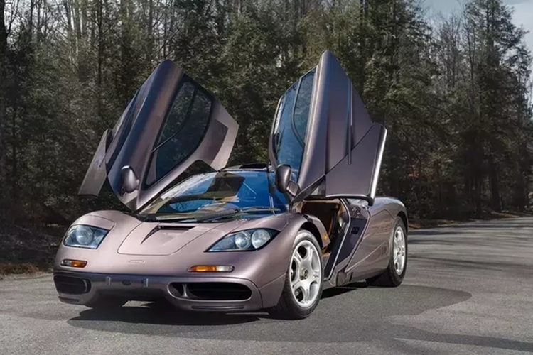 Cuối cùng chính là việc siêu xe McLaren F1 từng là chiếc xe nhanh nhất thế giới trong 11 năm liền, từ 1998 đến tháng 4 năm 2009 khi xe từng đạt vận tốc tối đa lên đến 386 km/h trong lần chạy thử vào ngày 31 tháng 3 năm 1998. McLaren F1 được trang bị khối động cơ V12, dung tích 6.1 lít, sản sinh công suất 618 mã lực và mô-men xoắn cực đại 650 Nm.