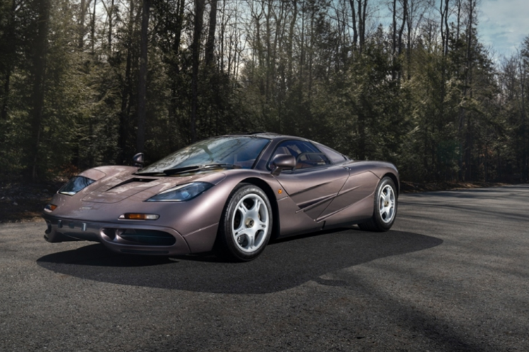 Chiếc siêu xe McLaren F1 này được trang bị hộp số sàn 6 cấp. Vào năm 2020, tức sau 22 năm dòng siêu xe McLaren F1 dừng sản xuất, McLaren mới chế tạo ra 1 chiếc xe có 3 chỗ ngồi, mang tên gọi Speedtail.