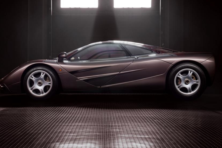 Lý do những chiếc siêu xe McLaren F1 luôn có giá bán hàng trăm tỷ đồng dù thuộc xe đã qua sử dụng chính là việc nội thất xe có 3 ghế ngồi rất phong cách với ghế lái đặt chính giữa, bên cạnh đó, khoang động cơ mạ vàng của McLaren F1 cũng là thứ gây thích thú với chủ nhân.