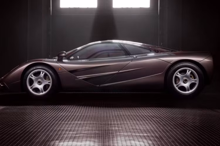 Lý do những chiếc siêu xe McLaren F1 luôn có giá bán hàng trăm tỷ đồng dù thuộc xe đã qua sử dụng chính là việc nội thất xe có 3 ghế ngồi rất phong cách với ghế lái đặt chính giữa, bên cạnh đó, khoang động cơ mạ vàng của McLaren F1 cũng là thứ gây thích thú với chủ nhân.